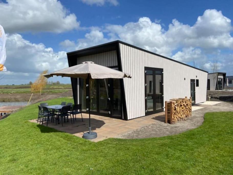 Hébergement de vacances Tiny Aan Het Water Met Eigen Steiger En Airco Kampen