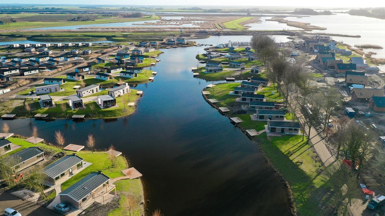 Hébergement de vacances Tiny Aan Het Water Met Eigen Steiger En Airco *
